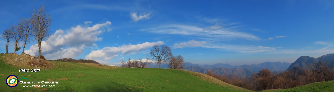 60 Sugli ampi verdi pascoli panoramici del Ronco.jpg